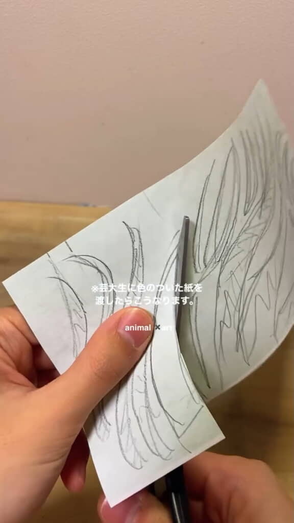 下書きに沿って色紙をカットして……