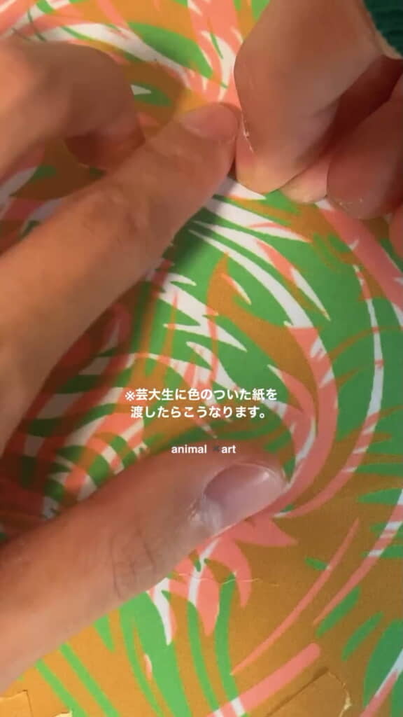 手でちぎった紙片も加わって複雑な絵柄になってきた