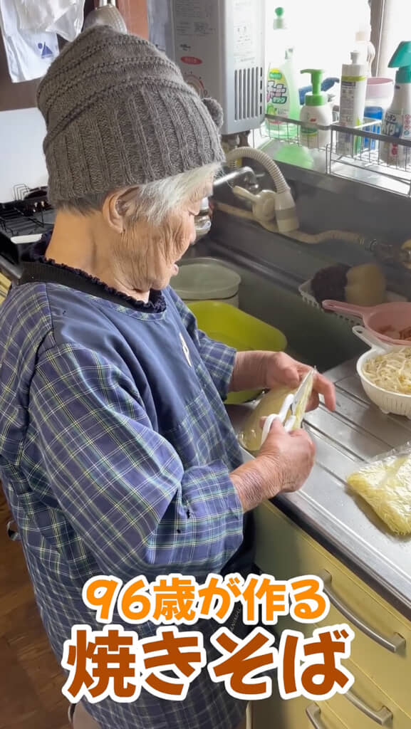 麺の袋をあらかじめ開けておく