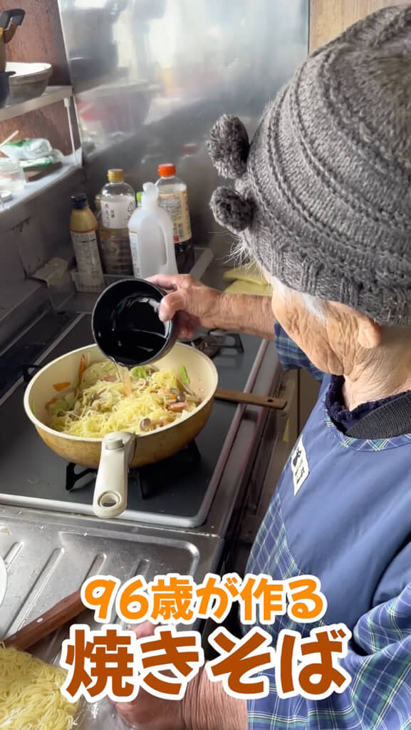 水を加えて蒸し焼きに