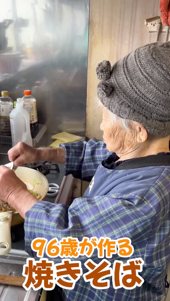 粉末ソースをかけて混ぜ合わせる
