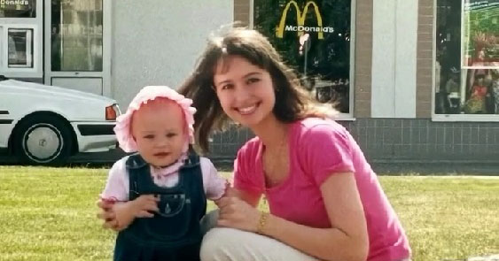 18歳で娘を出産したママ→26年後……　同じポーズで撮った“親子の現在”に仰天「まるで姉妹！」　【海外】（1/3） | ライフスタイル ねとらぼ