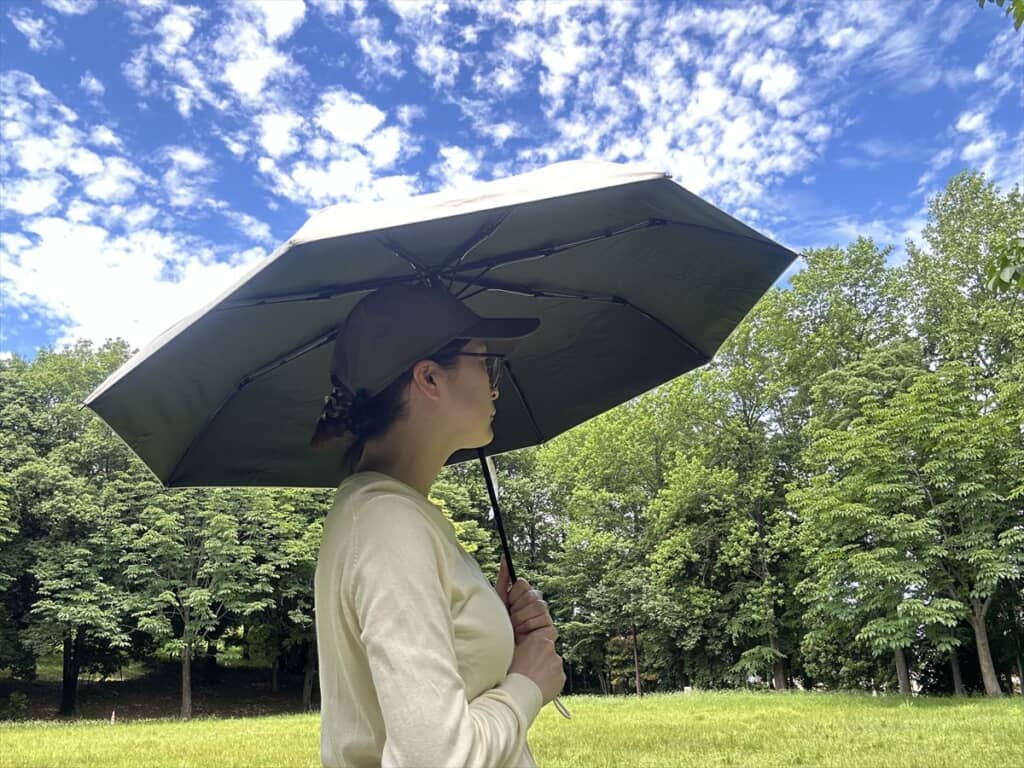 コンパクトアンブレラ/遮熱　さしているところ