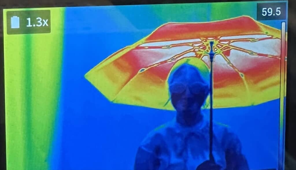 傘が熱を遮っているのが分かる