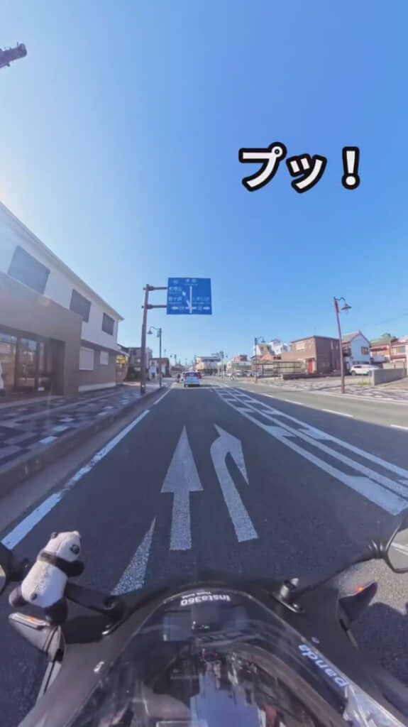 道路を走っているとクラクションの音が……