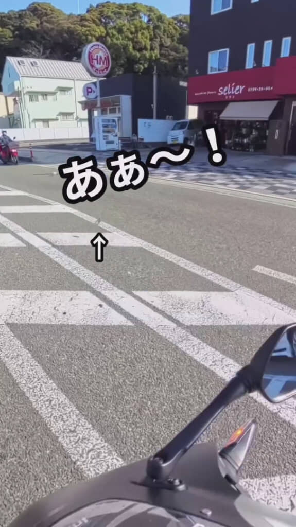 風に舞うお札……