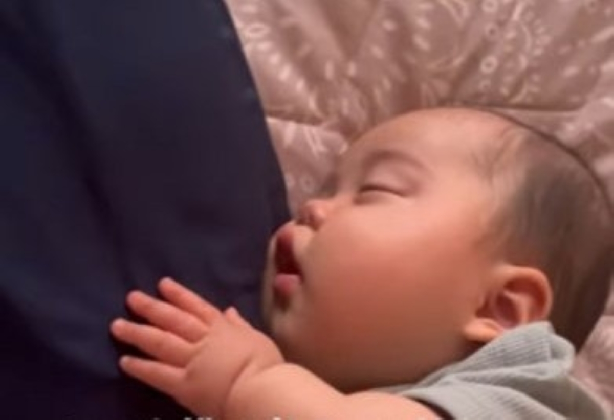 赤ちゃんがママと思ってくっつき爆睡するのはまさかの……　“身代わりの術”にはまる姿が「どんだけ可愛いの」と大反響→約2年後を聞いてみた（1/3） | 育児 ねとらぼ