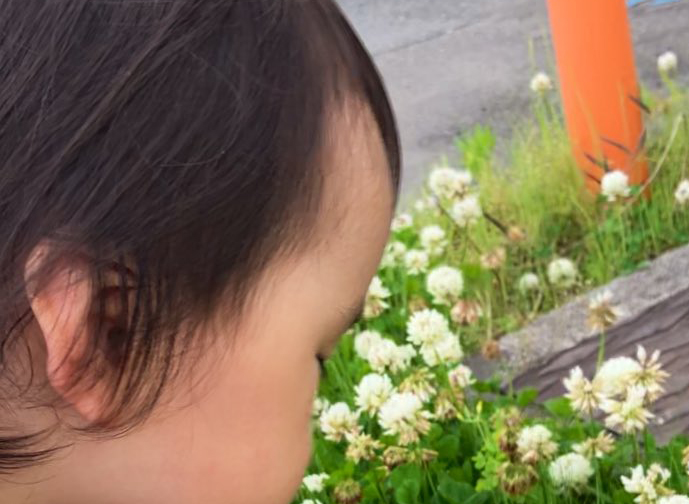 1歳児が一心不乱に吹いているのは……