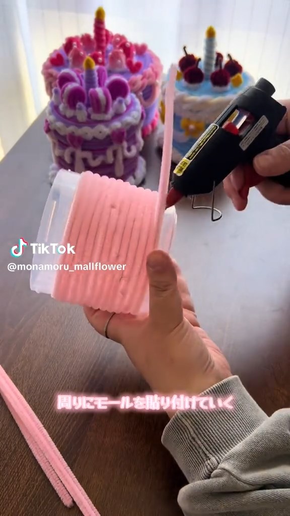 容器の外周にモールを巻きながら接着