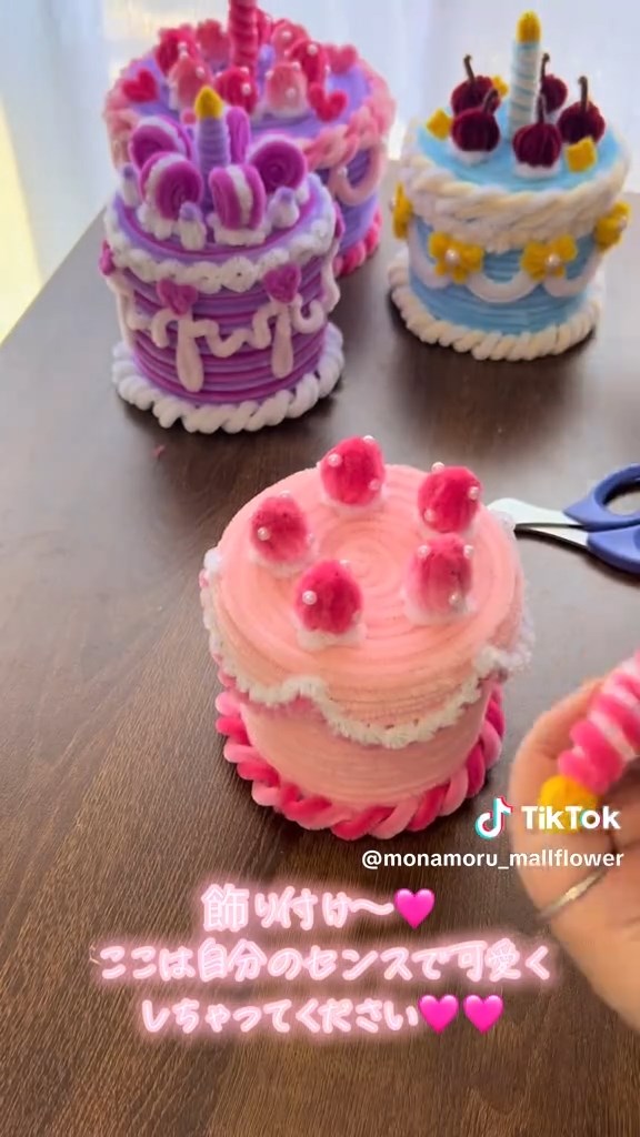 容器の土台に飾りの部品を配置していけば……