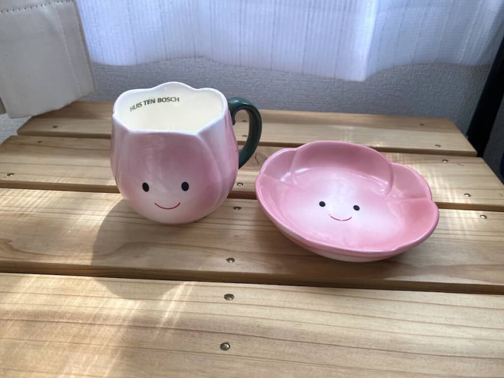 ソーサーにも顔が描かれていてかわいい