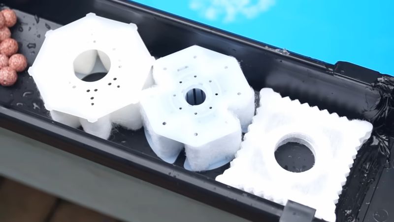 ペット用品メーカー3社の交換ろ過材を並べて使用