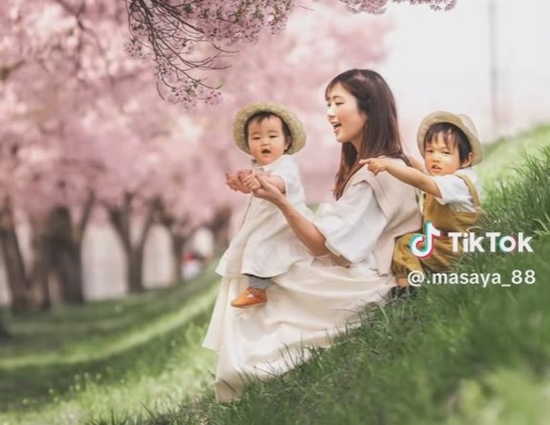 子ども2人と花見をするお母さん→3年後の姿は…… 「ほっこり可愛すぎ」「絵本になりそう」映画のような感動的変化に称賛（1/3） | 育児 ねとらぼ