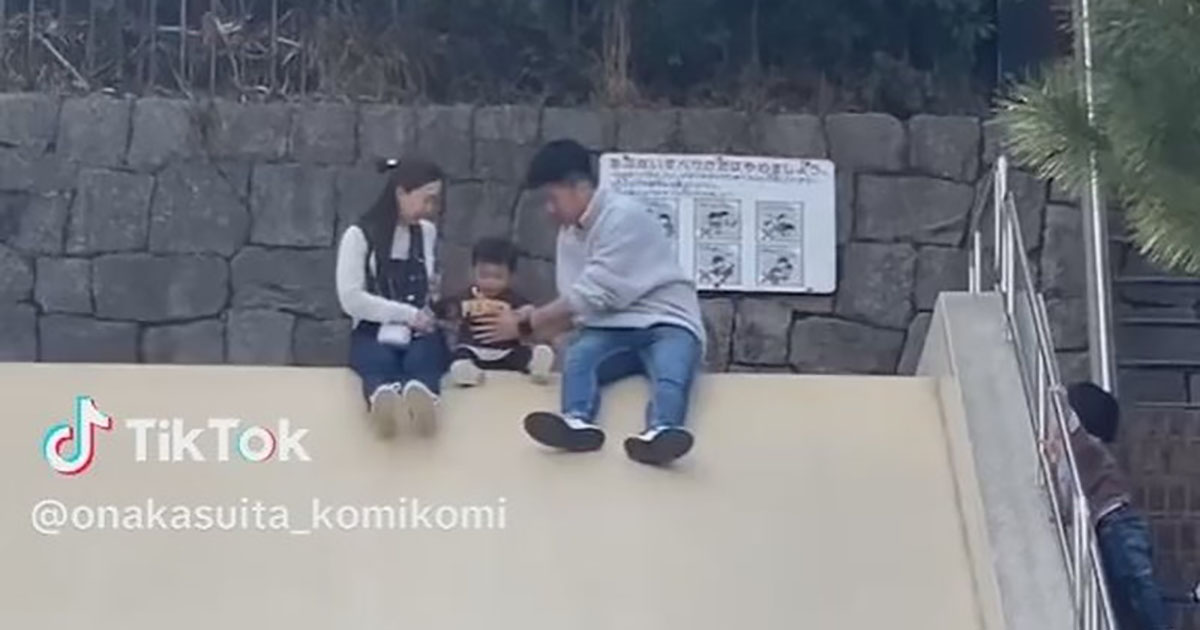 「息子を守れない父親の姿です」　親子3人で巨大すべり台をすべったら……思わぬ“アクシデント”に「涙が止まらない」（1/3） | 教育・子育て ねとらぼ