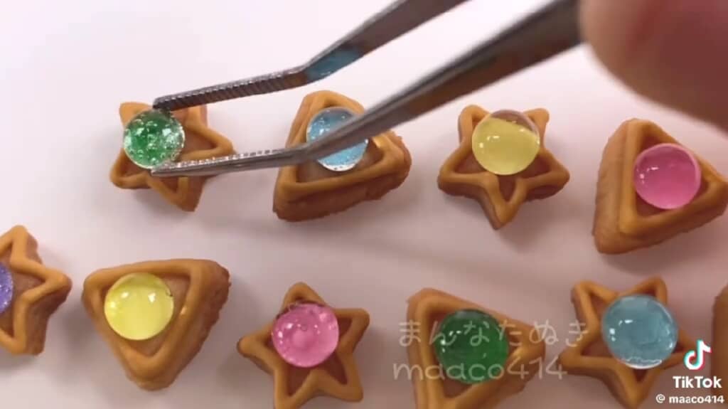 飴でできた色とりどりの玉