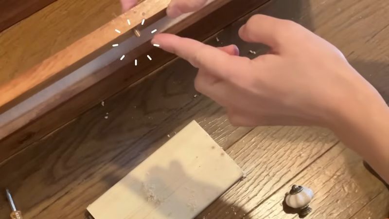 短いネジが飛び出ている扉の枠