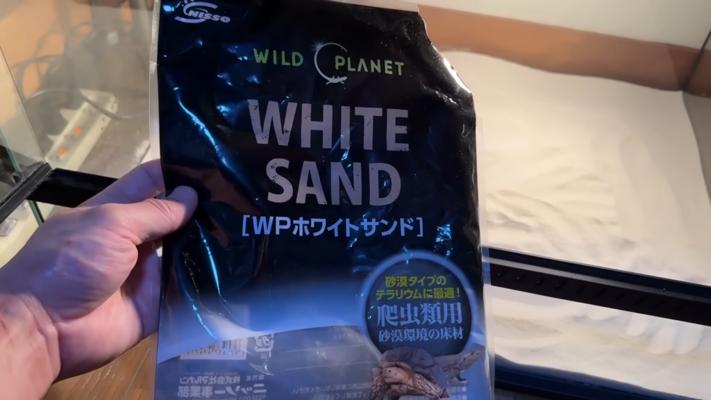 ケージ内には砂を敷いておきました