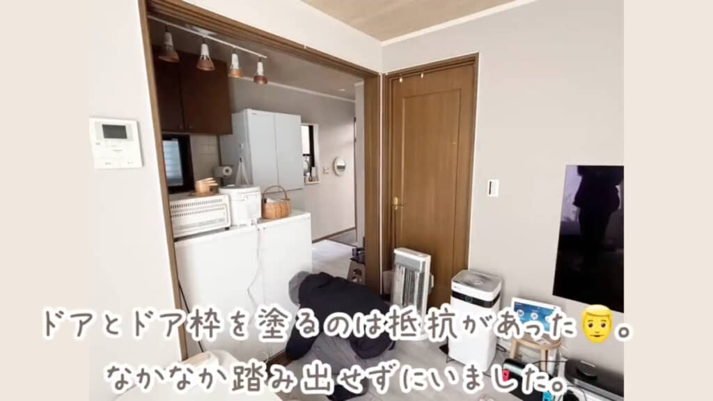 リビングで唯一ブラウンだったドアとドア枠（ビフォー）