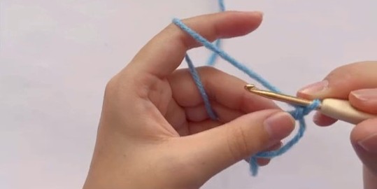 【かぎ針編み】100均の寒色毛糸をふんわり編むと……　季節感たっぷりな完成品に「早速作りますっ！」（1/3） | ライフスタイル ねとらぼ