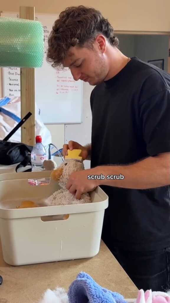 クワックくんを優しく洗うシドさん