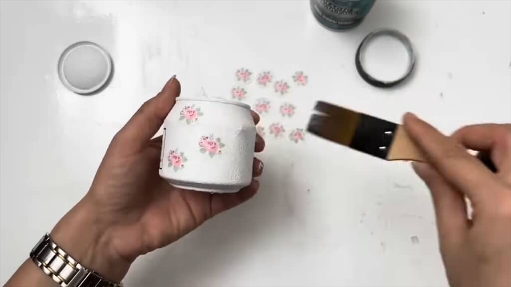 空き缶でキャンドルホルダーを作るアイデア