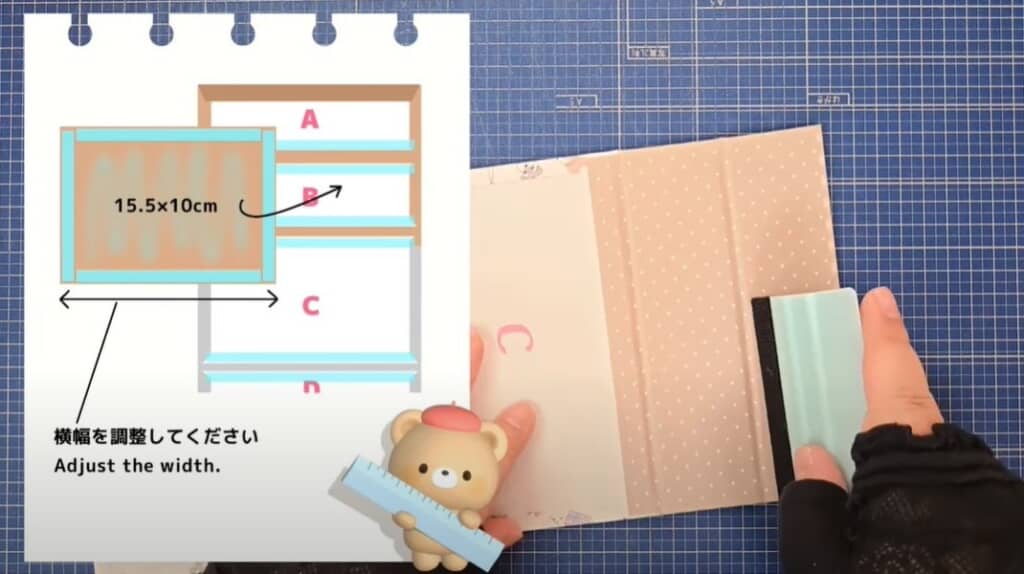 デザインペーパーに厚紙を貼ります