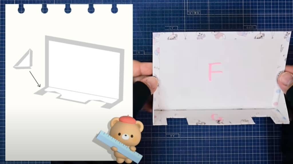 三角のパーツを貼り付けます