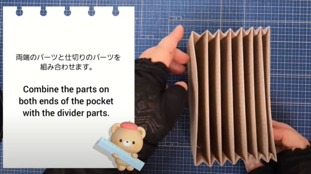 両側のパーツと仕切りのパーツを組み合わせます