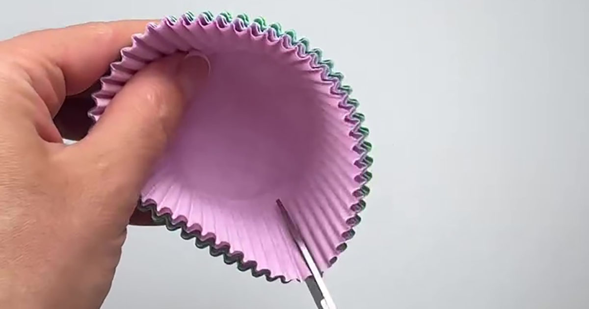 大量のおかずカップをハサミでチョキチョキ切ると……「わぁ！」　まさかの完成品が380万再生「天才」「作ってみたい」【海外】（1/3） | ライフスタイル ねとらぼ