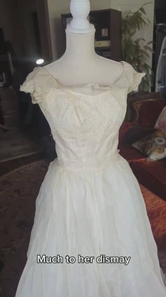 古いウエディングドレスを修復