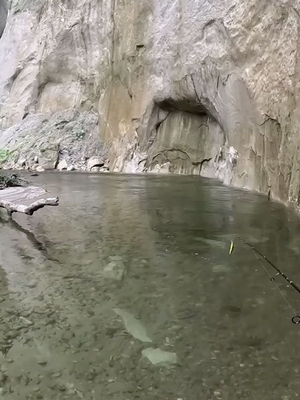 川で釣り