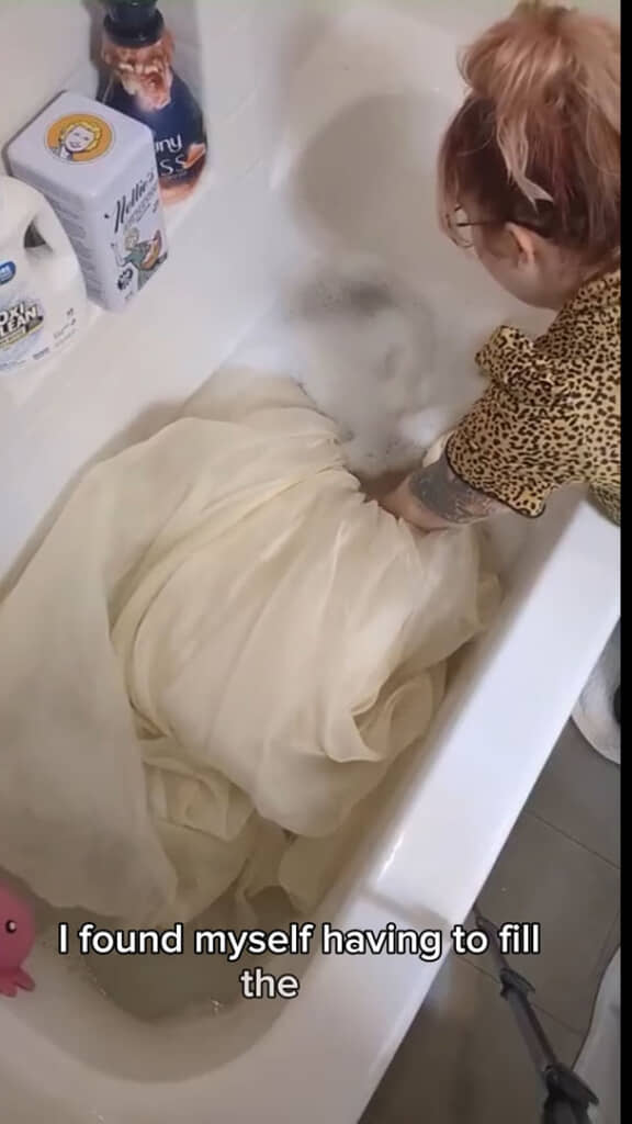 古いウエディングドレスを修復