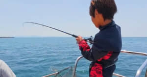 海釣りに挑戦するおいっ子