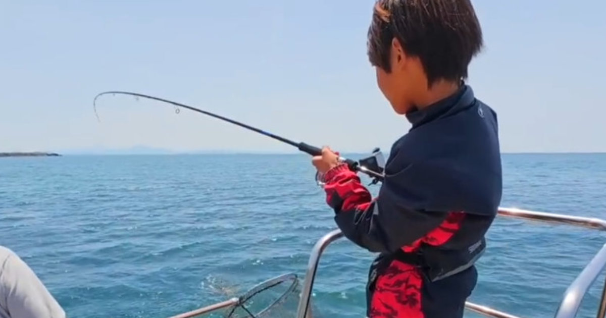 小学6年生のおいっ子と海釣りに挑戦→7時間半も格闘した結果……　釣れた“とんでもない大物”に反響「何回も見てしまう」（2/2） | その他生き物 ねとらぼ