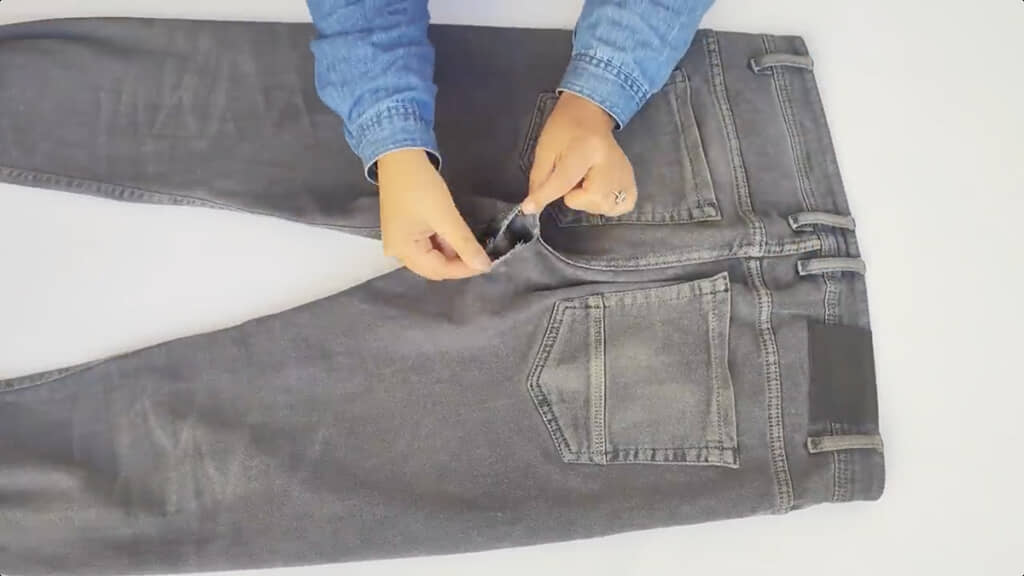 大きな穴が開いてしまったジーンズ