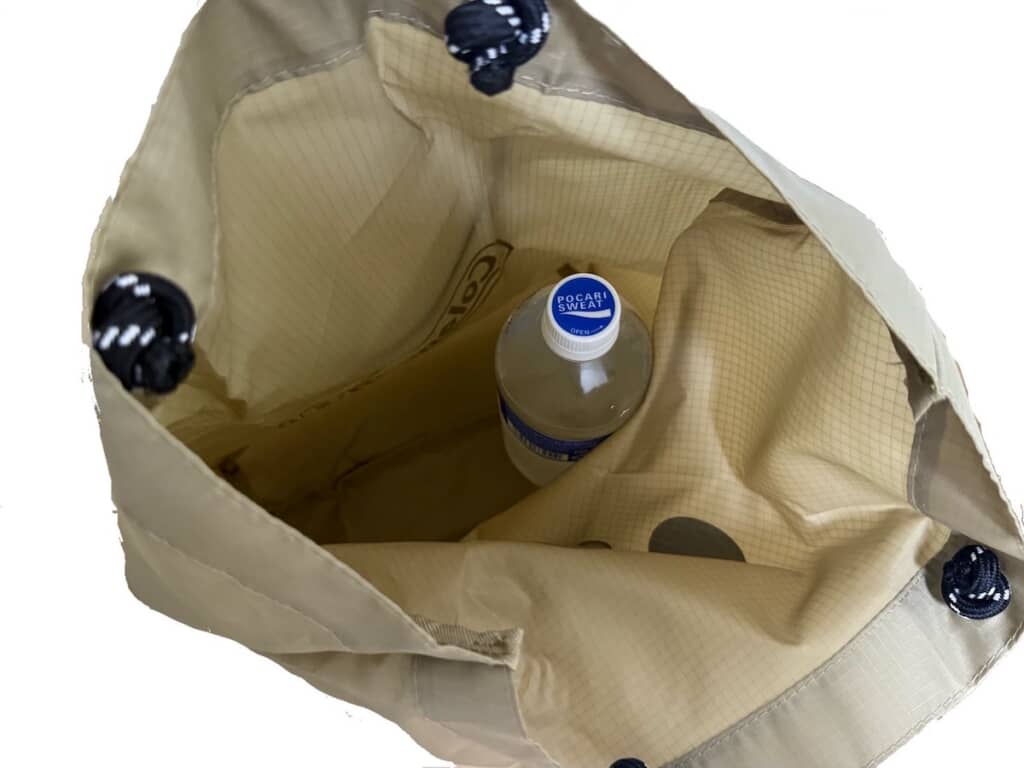 900ミリリットルのペットボトルを入れたところ。まだまだ余裕でいろいろなものを入れられることが分かります