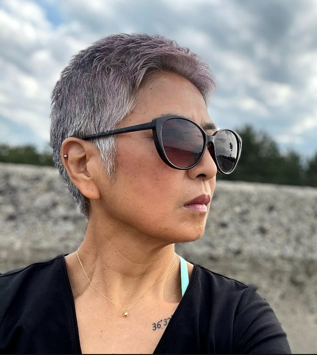 グレーヘアを伸ばしてベリーショートに