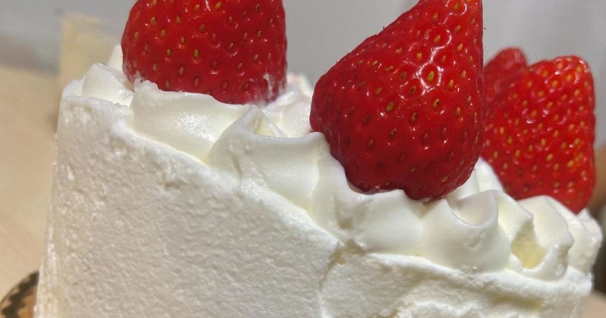 おいしそうなホールケーキ→横から見てみたら……　中に潜んでいた“まさかの生き物”に「目が合った」「出ておいで～」（1/2） | ライフスタイル ねとらぼ