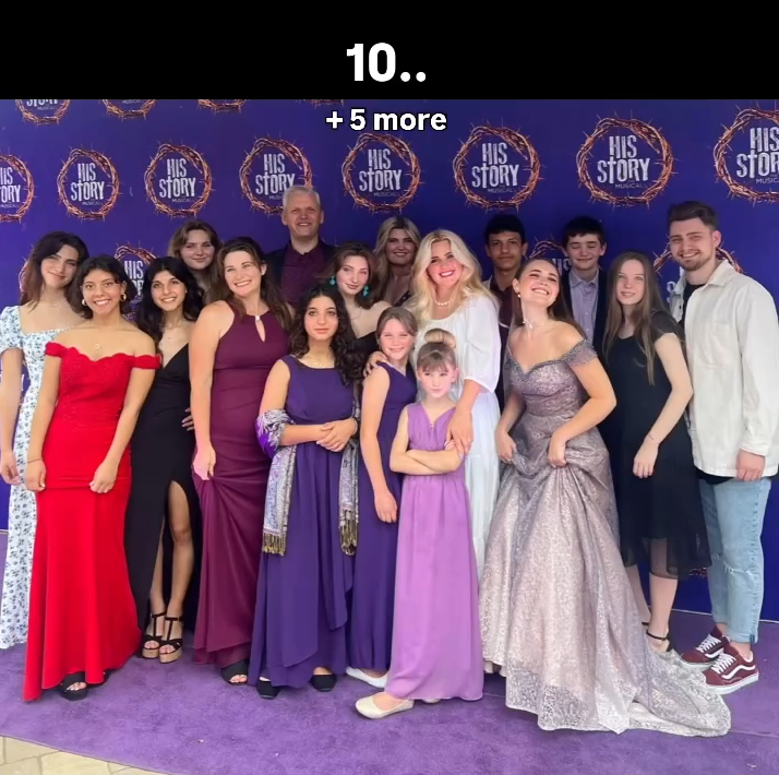 着飾った15人の子どもたちと一緒に