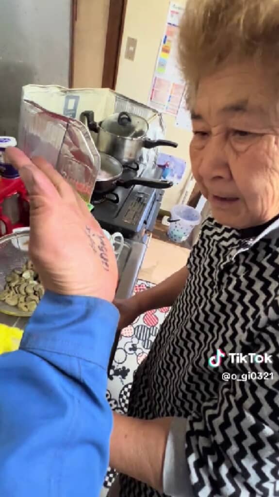 驚く祖母