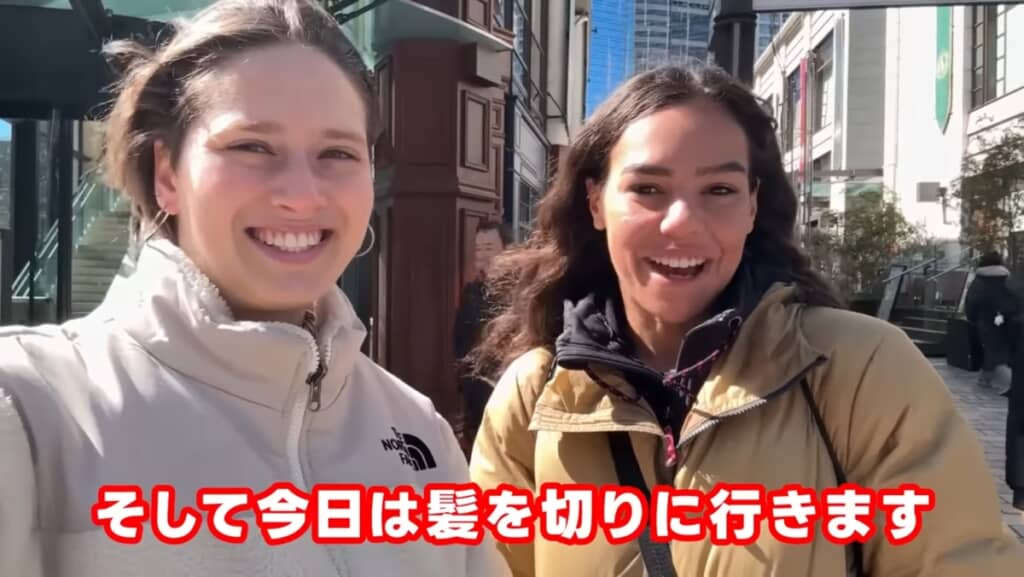 日本の美容院を初体験するナディアさん（右）