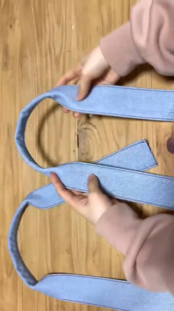 長めの持ち手。真ん中あたりを半分に折って縫うことで立体的に