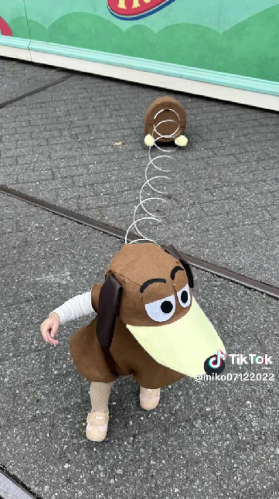 長いバネの先にはおしりの部分が！