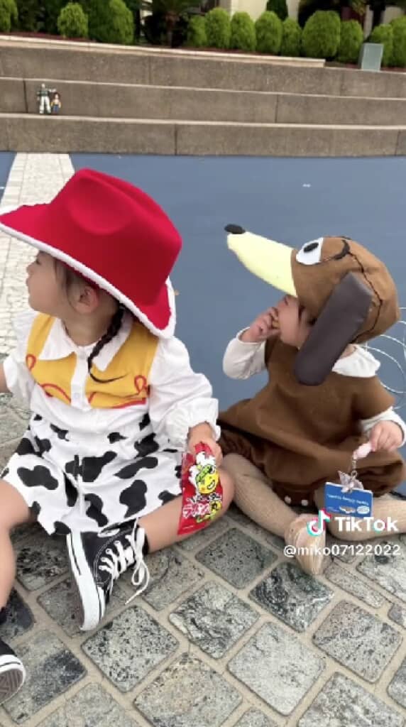 姉妹で何を見ているのかな？