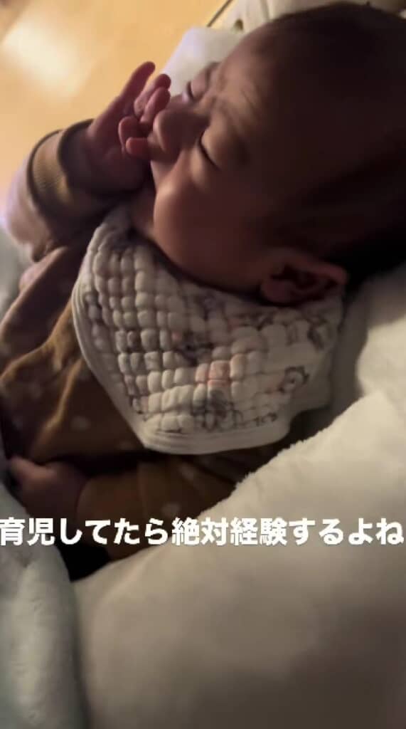 目は瞑っていますがしっかり起きています