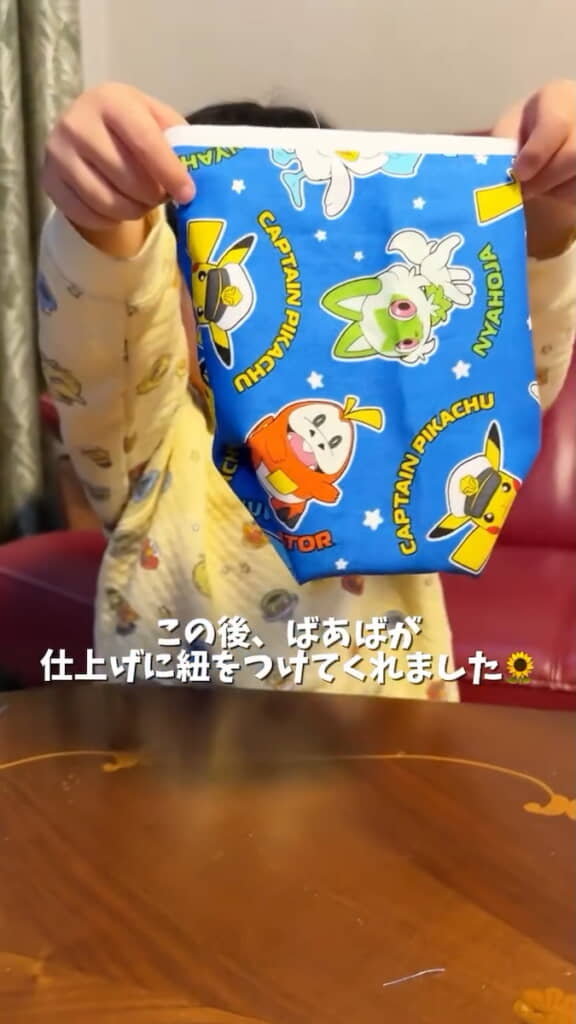 完成品をうれしそうに見せてくれる