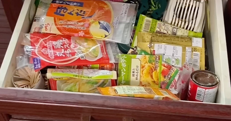 実家の昭和感あるキッチン→息子が引き出しを全部開けてみると……　“とんでもないもの”を発見し驚がく「思い出が蘇りましたね」「あるある」（1/3） | ライフスタイル ねとらぼ
