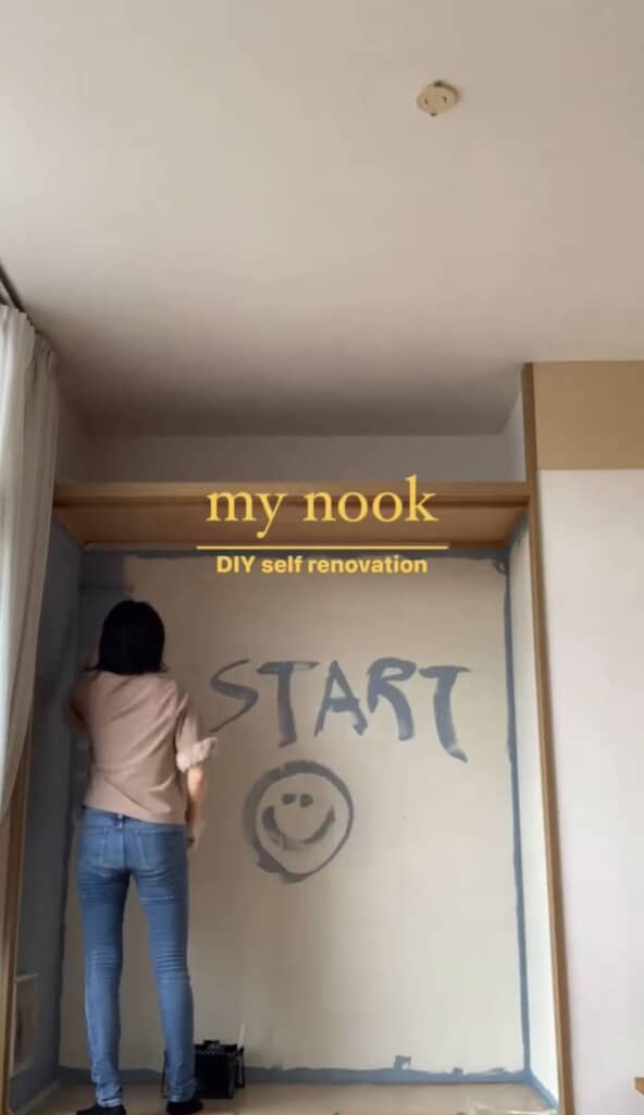 クローゼット内の壁をDIYで塗装し始めた女性。ベージュの壁に青い塗料で「START」と笑顔のスマイルマークが描かれており、セルフリノベーションの始まりを象徴している。
