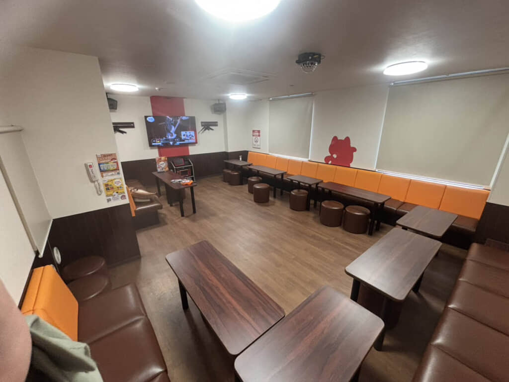 この広大な部屋に1人か……