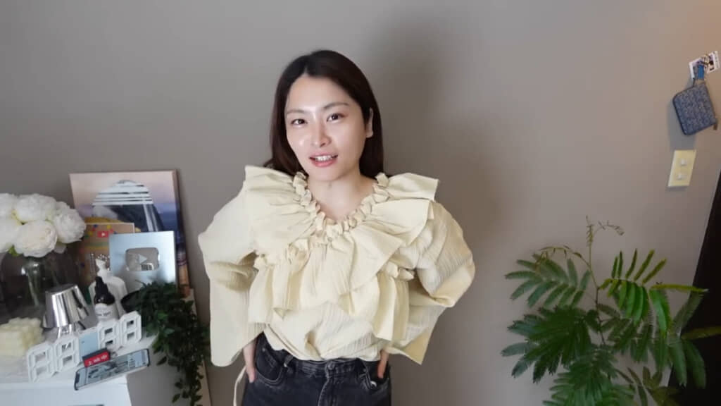 「ドビーストライプ柄クロスフリルリボンブラウス」のイエロー